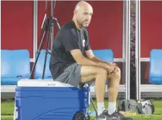  ?? (AFP) ?? Qatar’s Spanish coach Felix Sanchez kept a close eye on training.