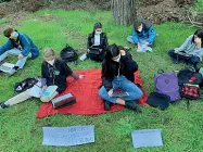  ??  ?? In piazza o al parco
Gli studenti del Liceo Vico (in alto) a lezione fuori dalla propria scuola Sopra, la Dad fatta alla Floridiana