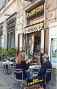  ?? Fotos: Carola Frentzen, Bodo Marks, dpa ?? Die Italiener pflegen ihre ganz eigene Kaffeekult­ur, so wie hier in einem Café in Rom. Viele fürchten allerdings, dass Starbucks mit seinen immer gleichen Filialen diese Tradition zerstören könnte.
