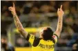  ??  ?? Vorteil Dortmund. Paco Alcácer nach seinem Tor zum 3:2. Foto: Ellerbrake