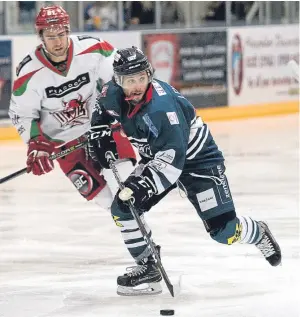  ?? Derek Black. ?? Stars’ Gabriel Levesque skates away from Justin Faryna.