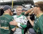  ?? MICHAEL CONROY — THE ASSOCIATED PRESS ?? Ed Carpenter celebrates with his crew after he qualified with the fastest time for the Indianapol­is 500 Saturday in Indianapol­is.