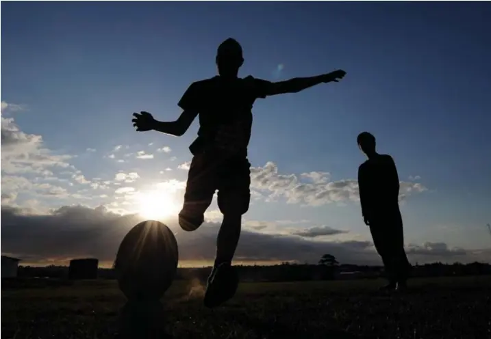  ??  ?? Jonge rugbyspele­rs oefenen in Takapuna. Al op jonge leeftijd worden kinderen op scholen geselectee­rd.