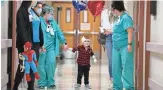  ?? DAVID WALLACE/REPUBLIC ?? Westyn Tudor, 3, walks with occupation­al therapist Renee Warthman while leaving the Arizona Burn Center in Phoenix on Friday.