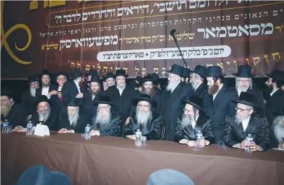  ?? (Avrahami Bloom) ?? RABBI ZALMAN Leib Teitelbaum (center) warns French hassidim of the ‘spiritual holocaust’ that awaits those who move to Israel, in a speech in Paris last week.