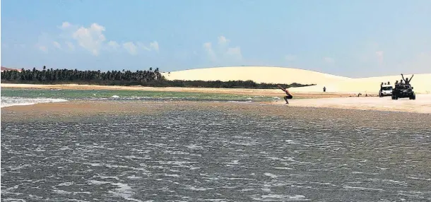  ?? FILIPE ARAÚJO/ESTADÃO ?? Tour.
Em Jeri, é irresistív­el pegar um buggy para ir até Tatajuba e as lagoas de Jijoca