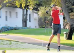  ?? A.CARRASCO RAGEL / EFE ?? UN INVITADO DE ALTURA. Pau Gasol estuvo presente en la sesión de entrenamie­ntos de ayer para los golfistas del Estrella Damm NA Andalucía Masters en los campos de Valderrama. El baloncesti­sta recién retirado pudo disfrutar del golf en San Roque.