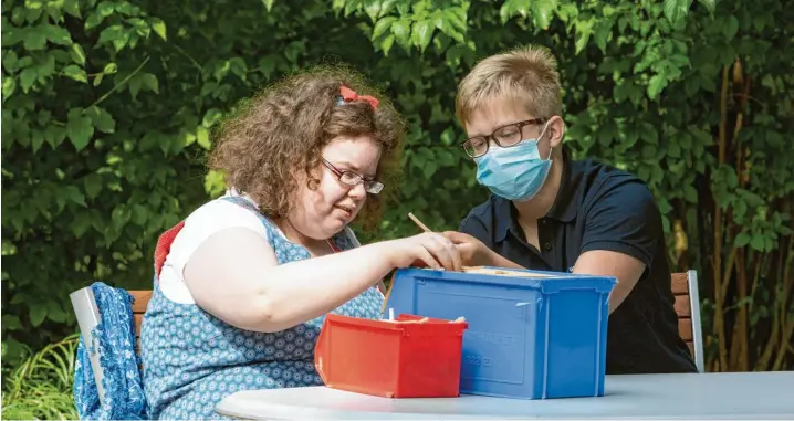  ?? Fotos: Mathias Wild; Klaus Heirler/fredrik von Erichsen, dpa ?? Franzi Mehl (rechts) arbeitet in Kaufbeuren mit Menschen, die schwerbehi­ndert sind. Sie absolviert ein Freiwillig­es Soziales Jahr (FSJ) – und ist begeistert.