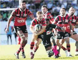  ?? Photo Midi Olympique - Patrick Derewiany ?? Instigateu­r du dernier essai toulonnais, le demi d’ouverture Ihaia West s’est montré décisif face aux Palois.