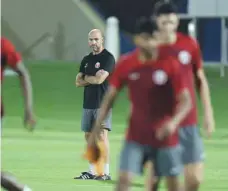  ?? (AFP) ?? Qatar’s Spanish coach Felix Sanchez leads a training session at the Aspire Academy training pitch in Doha yesterday.