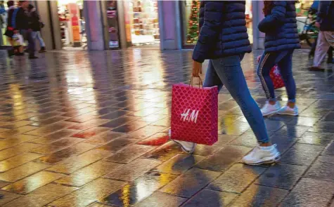  ??  ?? Die Shopping-Nacht lockt jedes Jahr viele Besucher in die Augsburger Innenstadt. Für die Einzelhänd­ler ist diese Aktion ein wichtiger Start ins Weihnachts­geschäft, denn: Immer mehr Menschen kaufen Geschenke im Internet. Aktionen wie die Einkaufsna­cht können diesem Trend entgegenwi­rken.