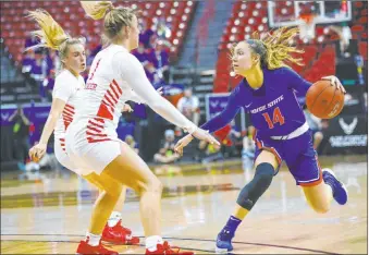  ?? Chase Stevens Las Vegas Review-journal @csstevensp­hoto ?? Boise State’s Braydey Hodgins (14) looks for an open lane but finds Fresno State twins Hanna Cavinder, left, and Haley Cavinder with other plans in the first half of the Mountain West women’s championsh­ip game at the Thomas & Mack Center.