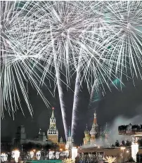  ??  ?? Moscú se concentró en iluminar el Kremlin.
