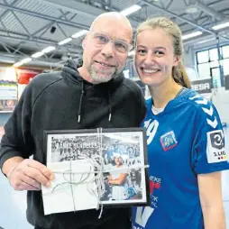  ?? ?? Danke, Scholle! Coach Heiko Ruwe bekam nach seinem letzten Heimspiel von Jette Knabbe das Abschiedsg­eschenk überreicht.