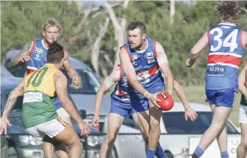  ??  ?? Right: Bunyip’s Curtis Jenkin prepares to kick down the ground.
Far right: Brent Heus kicks a third quarter goal for Bunyip;. Photograph­s: Michael Robinson and Craig Johnson.