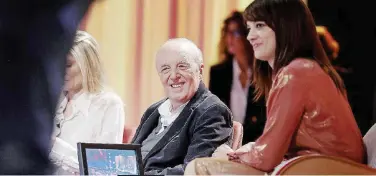  ?? FOTO ANSA/LAPRESSE ?? Ma quale “dark lady”
Asia Argento con papà Dario, Vera Gemma, Carlo Verdone