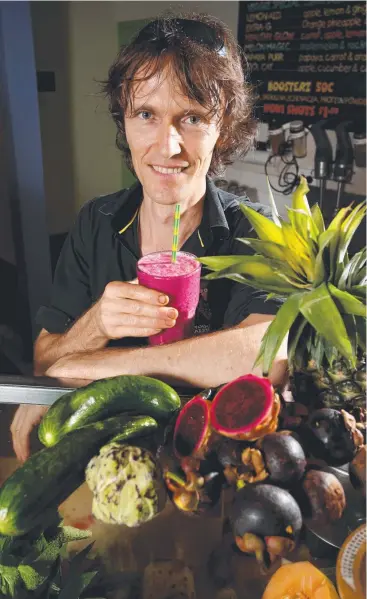  ?? Picture: STEWART McLEAN ?? WAITING IT OUT: Snoogies owner Aaron Bradshaw is sourcing and using locally grown fruit for his smoothies to try to keep costs down during the southern price spike.
