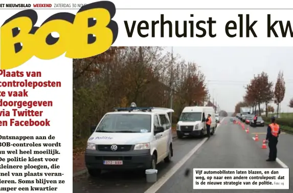  ?? Foto: ssj ?? Vijf automobili­sten laten blazen, en dan weg, op naar een andere controlepo­st: dat is de nieuwe strategie van de politie.