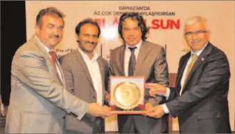  ?? -APP ?? Turkish Ambassador Ihsan Mustafa Yurdakul presenting shield to MD PBM, Aon Abbas Buppi in recognitio­n of his valued efforts for poor orphan children, during an iftar party in Turkish Embassy.