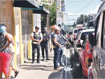  ?? LEONEL MATOS ?? Los vecinos del sector Las Flores, en Cristo Rey, durante el velatorio de Juana González. La Policía comenzó a levantar evidencias para apresar a los criminales.