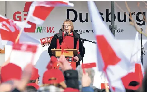  ?? FOTO: HEIKO KEMPKEN ?? Die GEW-Landesvors­itzende Dorothea Schäfer sprach am Donnerstag bei der Kundgebung an der Sekundarsc­hule Rheinhause­n vor 250 angestellt­en Lehrern und Pädagogen, die die Gewerkscha­ft zum Warnstreik aufgerufen hatte.