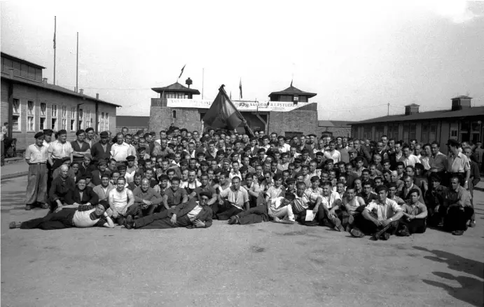  ?? Foto: MHC (Fondo Amical Mauthausen) ?? Das Foto der spanischen Mauthausen-Überlebend­en vor dem KZ-Eingang nach der Befreiung nahm Francisco Boix im Mai 1945 auf.