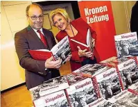  ??  ?? Bürgermeis­terin Maria-Luise Mathiaschi­tz mit „Kärntner Krone“Chefredakt­eur Hannes Mößlacher.