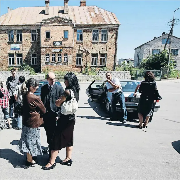  ?? KACPER PEMPEL / REUTERS ?? La Polonia rural. Salida de misa en Kobylin Borzymy, pueblo donde Ley y Justicia arrasó en las legislativ­as del 2015