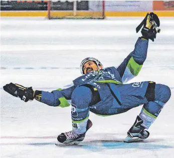  ?? FOTO: CHRISTIAN FLEMMING ?? Kleine akrobatisc­he Einlage vor den Fans: Jeff Smith nach dem 8:5-Heimsieg gegen Miesbach.