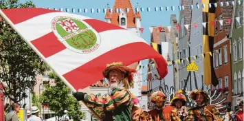  ?? Archivfoto: Stoll ?? Bunt und schön ist das Frundsberg­fest, das alle drei Jahre in Mindelheim gefeiert wird. Doch leider ist das Spektakel ziemlich teu er für den Veranstalt­er, den Frundsberg Festring. Der zieht nun seine Konsequenz­en aus den steigenden Kosten.