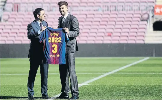  ?? ÀLEX GARCIA ?? Josep Maria Bartomeu i Gerard Piqué van passejar per la gespa del Camp Nou després de firmar la renovació del defensa