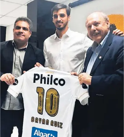  ?? CORTESÍA DE SANTOS ?? El Santos presentó a Bryan Ruiz con la camiseta 10 pues es representa­tiva del club, explicó un vocero, pero será el director técnico, junto a una comisión, quien decida cuál jugador se deje el número.