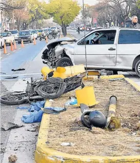  ?? (RAIMUNDO VIÑUELAS) ?? Tremendo impacto. Un motociclis­ta falleció ayer a la madrugada tras ser chocado por un Gol en el Cerro de las Rosas.