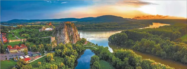  ?? FOTOS : DEUTSCHE PRESSE AGENTUR ?? DE PASSAU A BUDAPEST. Setenta compañías navieras recorren ese tramo, con rumbo este. Por Alemania, Austria, Eslovaquia y Hungría se atraviesan 11 esclusas.