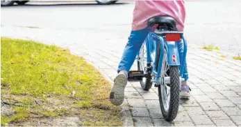  ?? FOTO: CHRISTIN KLOSE/DPA ?? Wenn der Frühling kommt, heißt es für Kinder: ab aufs Rad! Viele Fahrradhän­dler dürfen auch in der Corona-Krise öffnen und können Eltern beraten.
