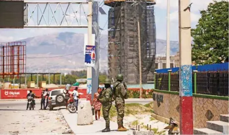  ?? ?? MEDIDA. Soldados custodiaba­n la entrada del aeropuerto internacio­nal en Puerto Príncipe.