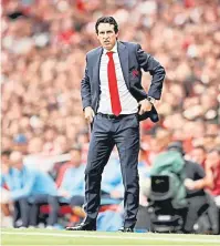  ?? — Gambar Reuters ?? BELUM ‘PANAS’: Reaksi Emery ketika menyaksika­n pasukannya gagal menyaingi kehebatan Manchester City pada perlawanan Liga Perdana Inggeris di Stadium Emirates Manchester Ahad lepas.