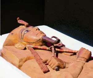  ?? Foto: Sabine Glaubitz, tmn ?? Der Sarkophag von Ramses II. in der Grande Halle de la Villette in Paris in einer Transportk­iste: Er wird ab Mit‰ te Juli in Köln zu sehen sein.