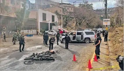  ?? EL PAÍS ?? Taxco. Policías aparecen en la escena del atentado contra el alcalde Mario Figueroa, en el Estado de Guerrero.