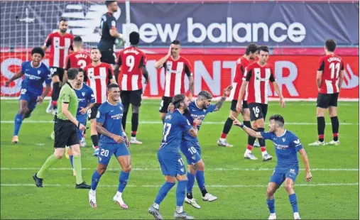  ??  ?? La plantilla sevillista celebra el empate de Banega, en una gran falta en la que había una barrera demasiado poblada por parte bilbaína.