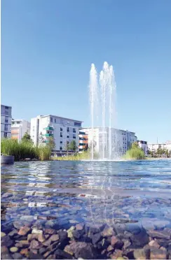  ??  ?? Im neuen Karlsruher Stadtteil Südost sprudelt in einem See ein Brunnen.