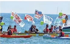  ??  ?? Demonstran­ten protestier­en auf Booten in Catania (Italien) gegen die Ankunft des Schiffes „C-Star“. Ihre Banner tragen die Aufschrift „Für Rassismus geschlosse­n, offen für Flüchtling­e“.
FOTO: SCARDINO/DPA