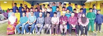  ??  ?? (Seated, from left) Fauziah, Azmee, Dr Muzakkir, Rahmat, Samad (fourth right) and others join the boys (standing) in a group photo.