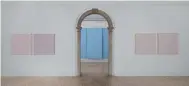  ??  ?? L’installazi­one di Magdalena Abakanowic­z alla Fondazione Giorgio Cini (foto Alessandra Chemollo). A sinistra, Ettore Spalletti a Palazzo di San Vio
allestimen­ti
