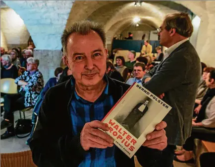  ?? FOTO: MAIK SCHUCK ?? Bernd Polster stellte seine Gropius-biografie am Montag bei den „Weimarer Lesarten“vor, im Gewölbekel­ler der Stadtbüche­rei.