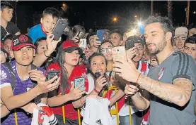  ?? FOTOREPORT­ER ?? Fotos al por mayor. Los hinchas enloquecen por Scocco.