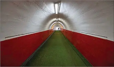  ??  ?? Pour aller du terrain au vestiaire, les joueurs parisiens devront emprunter ce long tunnel de 75 m assez intimidant.