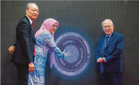  ??  ?? (From left) Datuk Vincent Lim, Isnaraissa­h Munirah Majilis and Professor Tan Sri Datuk Dr Augustine Ong Soon Hock at the ITEX 2019 opening ceremony.