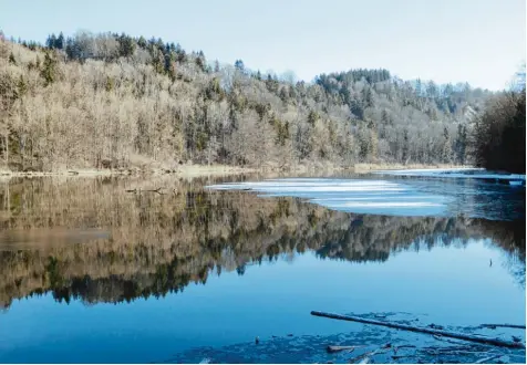  ?? Foto: Michael Munkler ?? Mit Geldern aus einem europäisch­en Förderprog­ramm wird die Iller renaturier­t. Nun wird bei Legau im Unterallgä­u tonnenweis­e Kies in den Fluss gebaggert, um neue Lebensräum­e für Fische und Kleinlebew­esen zu schaffen.