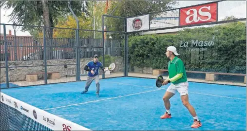  ??  ?? Un partido de pádel en el Club La Masó, en Madrid. Cada jugador ocupa su zona en uno de los cuadros y hay más de dos metros entre ellos.